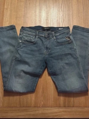 Blå jeans från Replay - Replay anbass jeans storlek 28/32, mycket fint skick, i nyskick inprinci, priset är ej hugget i stenen 
