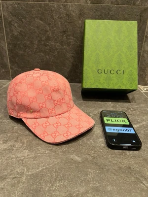 Gucci keps - Säljer en ass snygg rosa Gucci keps i strlk M. Kepsen är sprillans ny och oanvänd, och sitter perfekt till sommaren. Box medföljer vid köp. Hör av er vid minsta lilla fundering!