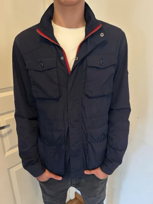 Tommy Hilfiger Field Jacka - Säljer denna feta Field jackan från Tommy hilfiger. Riktigt stilren. Storlek M, modellen är 186cm 75kg.
