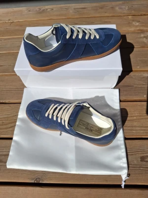 Maison Margiela  - FRI FRAKT! Oanvända Maison Margiela i storlek 43. De är sjukt snygga och passar varandra outfit då de är en clean blå färg. Dessa skor är otroligt exklusiva.