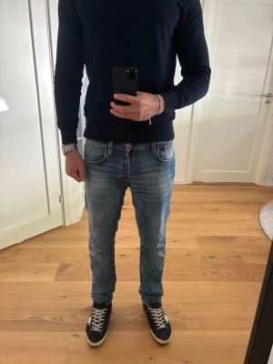 Nudie Grim Tim - Säljer dessa snygga Nudie jeans i modellen Grim Tim, uppsydda från 36-32 ish, passar mig som är 187. Snygg tvätt, nypris 1600kr, hör av vid frågor