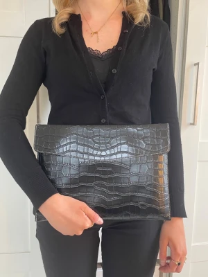 Datorfodral i krokodil mönster - Datorfodral 34 x 25 cm (inifrån 33 c 24 cm) 