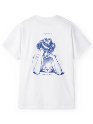Vit t-shirt med blå illustration - Vit t-shirt från Civaré Brand med en stor blå illustration av en person på ryggen och liten logga framtill. T-shirten har rund hals och korta ärmar. Materialet är mjuk bomull och passformen är normal.