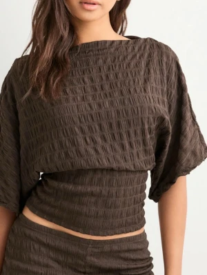 Brun offshoulder topp i crinkletyg - Brun  topp med breda armar, säljer då denna aldrig kommer till användning längre🤎 Storlek S, sitter precis som på bilden😊 Pris går att diskutera!