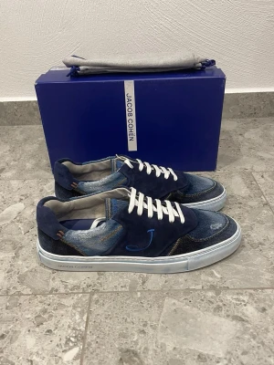 HELT NYA Jacob Cohën Sneakers - Helt Nya Jacob Cohen Skor || Storlek 44 || Nypris ca 7000kr || Mitt pris 3299kr || Box och Dustbag medföljer vid köp || Tveka inte på att höra av dig vid frågor eller funderingar 