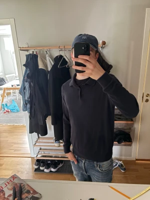 Mörkblå långärmad piké  - En snygg långärmad piké!! Bra skick!! Storlek S!! 