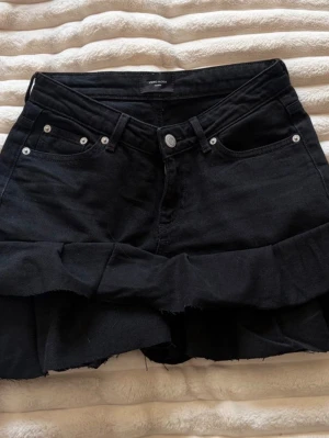 Jeans kjol - Säljer denna mycket populära omsydda kjol. Den är i strl 27/30 men nu när det inte är byxor längre så blir det annat och jag vet inte riktigt vad de motsvarar. Den är i mycket gott skick:)  Hör av er vid funderingar!😊