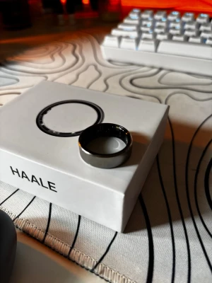 Haale II Smart ring, storlek 12 - Säljer min smart ring från Haale! Fungerar utmärkt för att mäta sömn, steg, puls, hrv, syremättnad, aktivitet, m.m. Kopplas smidigt till ringens app!  Använd i ca 2 månader. Storlek 12, bra skick. Finns några mindre repor men inte direkt något som syns jätte tydligt. Se bild.   Skriv om du har några fler frågor!