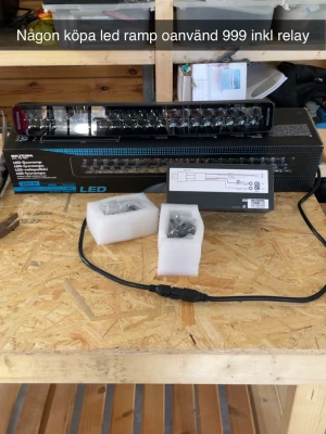 LED-ramp med reläkabelkit Biltema - Säljer en LED-ramp från Biltema tillsammans med ett reläkabelkit (12V). LED-rampen är svart med klar lins och levereras med tillbehör och kablar. Perfekt för montering på bil eller arbetsfordon. Allt är komplett i originalförpackning.