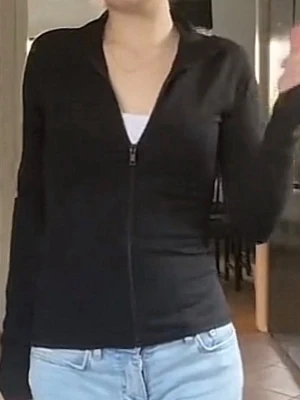 Svart zip tröja med krage - Säljer en svart tröja med dragkedja och krage. Modellen är figurnära med långa ärmar och utan synliga loggor. Perfekt till jeans eller leggings för en clean och enkel look.