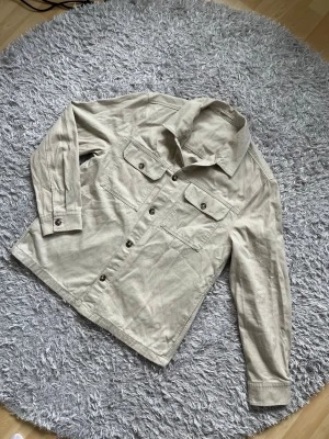 Overshirt - Säljer en skön MANGO Overshirt! | Mycket fint skick utan defekter! | Storlek L jag skulle säga att den passar en större M, jag på bild är 178cm. | Ställ gärna frågor innan du köper!