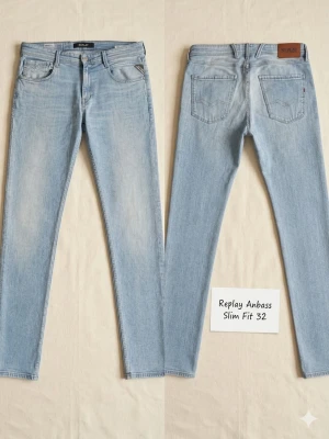 Replay Anbass jeans - w32/l32 - Säljer ett par riktigt schyssta Replay-jeans i modellen Anbass Slim Fit. Perfekt ljusblå tvätt som passar till allt nu till våren och sommaren☀️   Märke: Replay  Modell: Anbass Slim Fit   Storlek: W32 (Se bild på etikett/QR-kod för exakta detaljer)  Färg: Ljusblå tvätt  Skick & Detaljer⤵️  • Jeansen är i gott begagnat skick med en naturlig patina. Det finns lite skönt, genuint slitage (se närbilderna)  