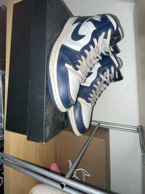 Jordan 1s navy - tjena, säljer mina gamla jordans då jag har ingen nytta av dom och tar bara plats.                                                          Dom är lite smustiga på foto men de ba rengöra så har du stilrena jordans!✅ Köpare står frakt och fraktas med spårbar leverans via postnod. samt betalning görs på swish!
