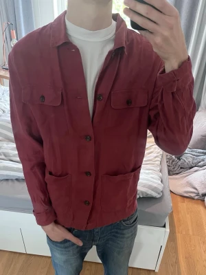 Linneovershirt från Brothers - Snygg vinröd overshirt från Brothers (East West) i 100% linne. | Storlek L | Mycket bra skick✅|