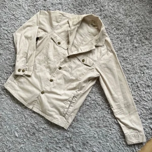 Overshirt  - Säljer en fin Overshirt! | Mycket fint skick utan defekter! | Storlek S. | Ställ gärna frågor innan du köper!