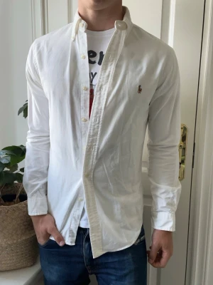 Ralph lauren skjorta  - Ralph lauren skjorta, Inga defekter förutom en lite fläck som ni ser! Modellen i bilderna är 180 cm 75 kg och bär Storlek S slim fit  , Kom med frågor! 🌟 (Kan gå ned i pris vid köp av paket 😉) 
