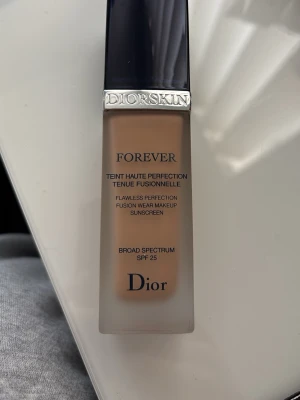 Dior Diorskin Forever Foundation 030 - Flytande foundation från Dior i nyansen 030. Fick den som gåva men fel färg. 