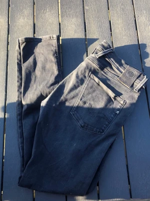 Replay Anbass - Säljer ett par riktigt snygga Replay anbass. Storleken på jeansen är W33, L32. Passar XS/S/M. Perfekta till vardagslooken och passar till det mesta. Säljs för 249kr pga att jag inte får användning av dem och nypris är 1500-1800kr!☺️