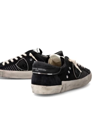 Philippe Model svarta sneakers - Svarta sneakers från Philippe Model med vita kontrastsömmar och vita snören. Skorna har en låg siluett, detaljer i mocka och läder samt logotyp på sidan och hälen. Snygg vintagekänsla med slitna kanter och robust yttersula.
