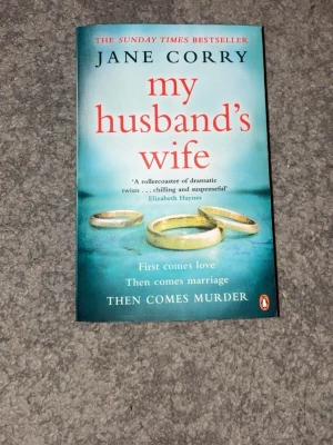 My husband’s wife - Mycket bra skick. Boken är på engelska      ✅ Jag postar ofta inom 1-3 vardagar  ✅ Rökfritt hem ✅ Alla priser går att diskutera 