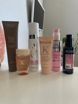 Hårvårdsprodukter från Kérastase, Redken m.fl. - Säljer ett kit med sex olika hårvårdsprodukter, jag säljer allt för 280 kr. 1. Lernberger stafsing blowout styling cream (150 ml) 2. Kerastase gloss absolu schampo (80 ml) 3. Color wow extra large volumizer (195 ml) 4. Kerastase gloss absolu balsam (75 ml) 5. Redken naked gloss shine oil (100 ml) 6. Loreal glycolic gloss leave in serum (150 ml) 🌸