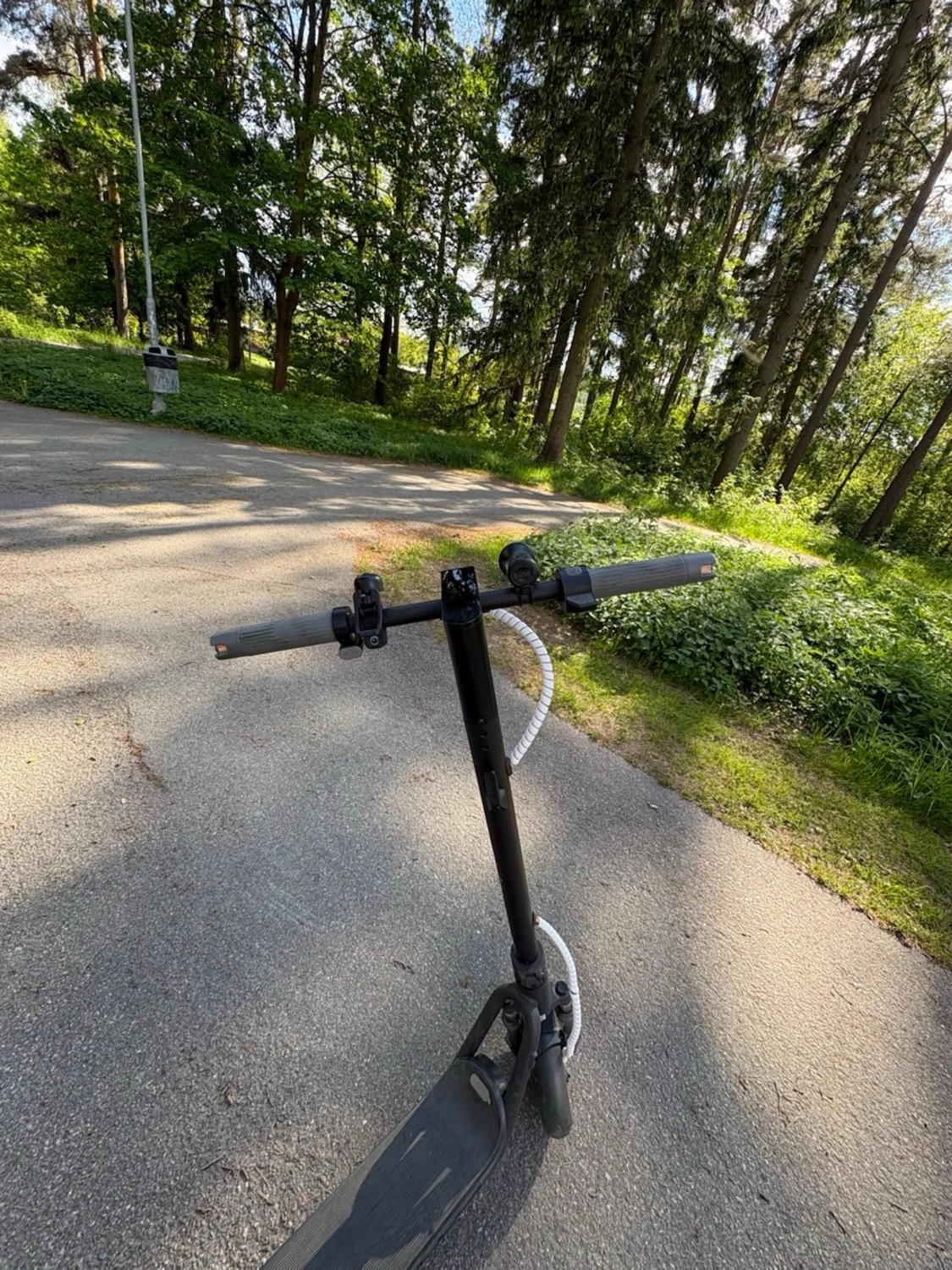 Svart elscooter med breda däck - 2