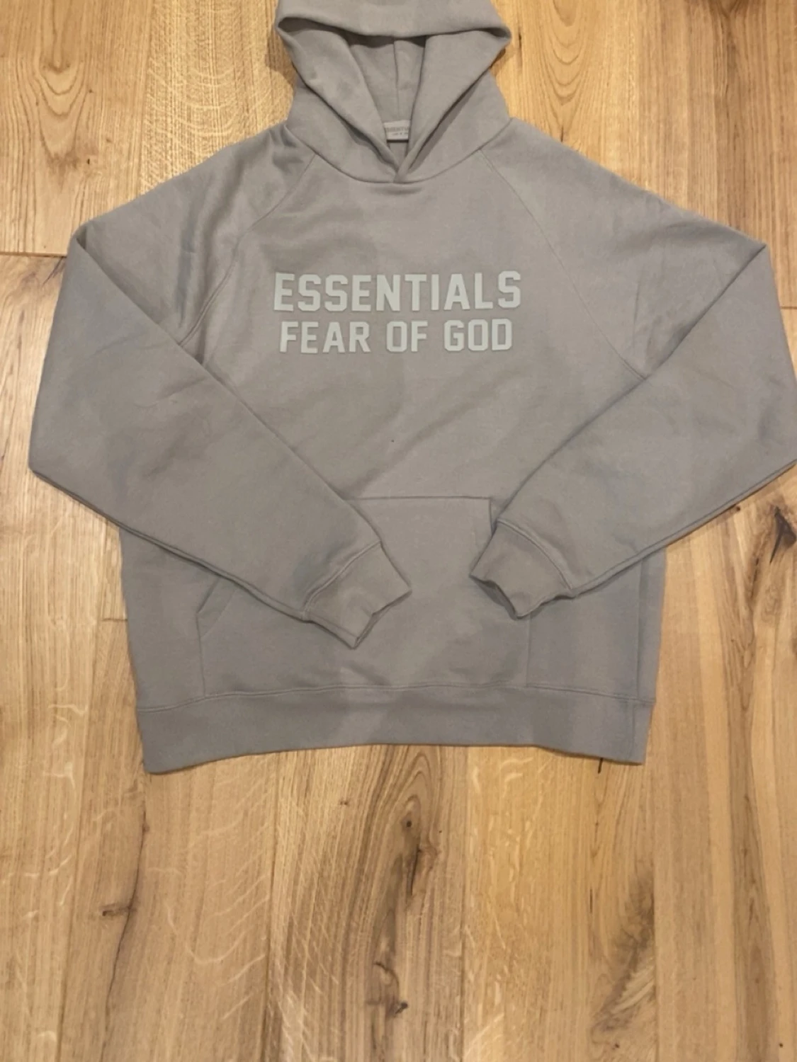 Grå Essentials Fear of God hoodie