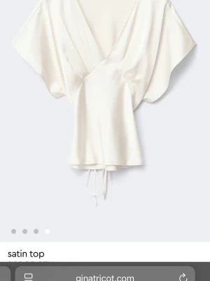 Satin topp - Säljer denna populära satintopp från gina tricot. Köpt i befintligt skick med några sminkfläckar och någon lös tråd. Går troligtvis bort i tvätt. Prislapp kvar
