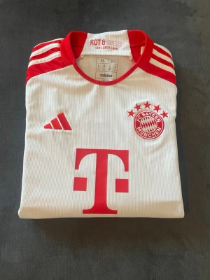Bayern München Kimmich - Säljer denna fotbolls tröja. Köpte på unisport. Bayern Münchens hemma ställ säsong 24/25 med Kimmich på ryggen