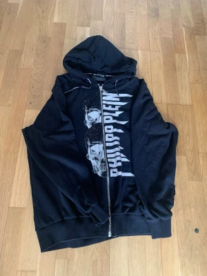 Svart Philipp Plein hoodie med tryck - Cool svart hoodie från Philipp Plein med dragkedja. Passar en L/XL