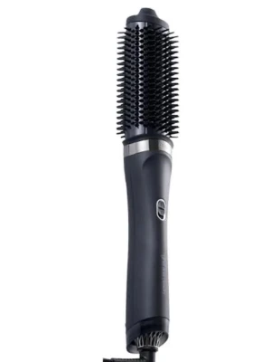 ghd svart varmborste - Säljer en svart varmborste från ghd med rund form och täta borst i plast. Borsten har en silverfärgad detalj och en smidig knapp på handtaget. Perfekt för att styla och forma håret snabbt och enkelt.