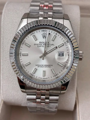 Silver Datejust  - Datejust med 41 mm silverfärgad urtavla. Automatiskt urverk. Ny med originalförpackning. Nattbelysningsfunktion!🎇 Perfekt för dig som älskar lyxiga accessoarer. Skicka gärna ett privat meddelande.