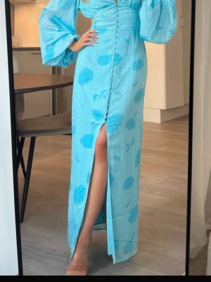 Adoore Positano dress - Säljs inte längre på adoore.. Säljer pga att den var för liten. Helt otroligt färg!!!