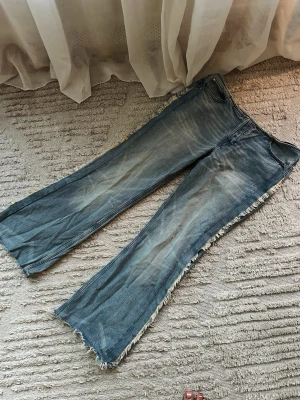 Lågmidjade fringe jeans - Lågmidjade Jeans med fransar vid sidorna från weekday. St 31. Passar M-L. Midjemåttet ish 80cm och passar mig bra i längden som är 165cm