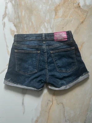 Mörkblå jeansshorts  - Snygga mörkblå jeansshorts säljes då dem ej kommer till användning.
