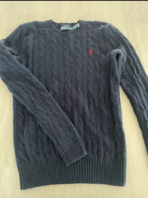 Ralph Lauren tröja - Riktigt snygg stickad tröja från Ralph lauren med färgen marin blå. Skriv gärna om du är intresserad så bestämmer vi ett pris 