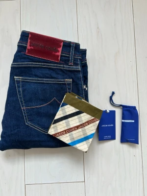 Jacob Cohen jeans - Försiktigt använda cohen jeans . Str 33/32. Inga tecken på användning förutom taggen där bak där stråna har lossnat. Scarf och parfym inkluderat.