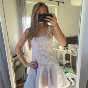 Klänning  - Populär klänning från zara, aldrig använd med lappen kvar❤️