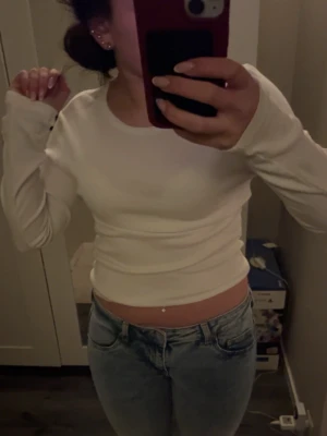 Vit ribbad långärmad topp - Säljer en vit ribbad långärmad topp med rund hals. I storlek M, PRIS KAN DISKUTERAS!💞