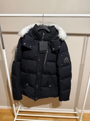 Moose Knuckles ORIGINAL 3Q – Strl L - Moose Knuckles ORIGINAL 3Q – Strl L  Säljer min Moose Knuckles ORIGINAL 3Q, storlek L. Använd max 3 gånger, köpt för ca 2 månader sedan. I nyskick, säljs då den inte används.  ✔️ 100% äkta ✔️ Kvitto finns  Skriv vid intresse.