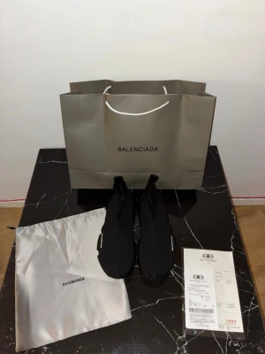 Balenciaga skor - Svarta Balenciaga skor. Kommer med originalpåse och shoppingpåse från Balenciaga.