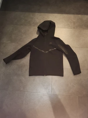 Nice tech fleece  - Jag säljer en fin nike tech som jag har köpt från zalando. Väldigt bra till vinter,vår och höst.