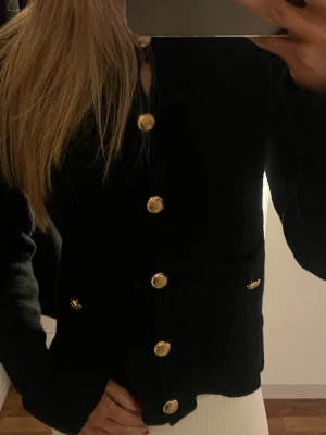 Svart kofta  - En söt svart stickad kofta med guldiga knappar. Det finns tyvärr ingen lapp, men jag uppskattar den till att vara en S/M🩷