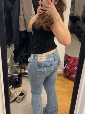 Low waist True Religion jeans - Lågmidjade ljusblåa True Religion jeans med utsvängda ben, lite smutsiga vid gylfen annars helt nya med prislapp. Kom gärna med prisförslag 