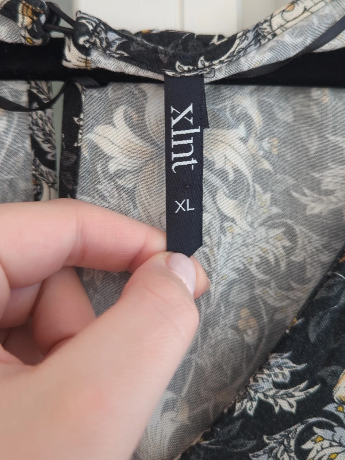 Blommig klänning med v-ringning - 2