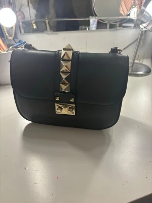 Valentino glamlock väska - Super fin valentino glamlock! Köpt från vestiere för några månader sedan men inte mycket använd sen dess