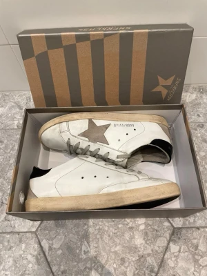 Golden goose skor - Snygga golden goose som är perfekta för sommarn. Dessa skor är storlek 40 och är tyvärr snygga samt perfekt för den inkommande sommaren och våren. Priset är inte hugget i sten och skriv privat vid funderingar. 