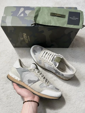 Valentino Rockrunner skor - Valentino rockrunners i en väldigt snygg och unik modell som passar perfekt till vår och sommar! Fint skick 9/10, inga tydliga defekter. Med en liten tvätt blir de 10/10. Alla tillbehör medföljer. Kontakta mig för fler frågor och funderingar!