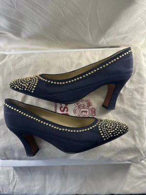 Mörkblå pumps från Sergio Rossi  - Fina mörkblå pumps från Sergio Rossi. Skriv privat för fler bilder eller mått!