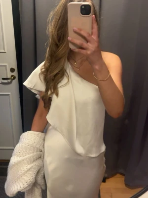 Vit satinklänning - Jättefin vit satinklänning perfekt till student